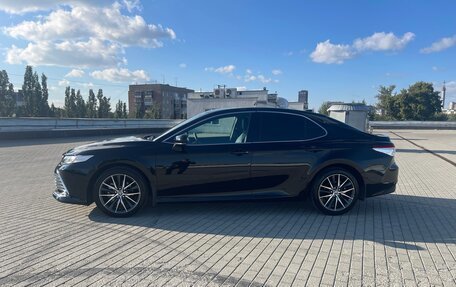 Toyota Camry, 2021 год, 3 950 000 рублей, 2 фотография