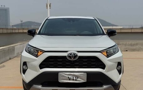 Toyota RAV4, 2022 год, 2 890 000 рублей, 2 фотография