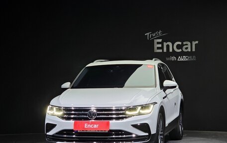 Volkswagen Tiguan II, 2022 год, 3 450 000 рублей, 3 фотография