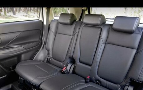 Mitsubishi Outlander III рестайлинг 3, 2014 год, 1 399 000 рублей, 8 фотография