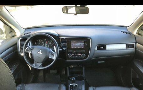 Mitsubishi Outlander III рестайлинг 3, 2014 год, 1 399 000 рублей, 9 фотография