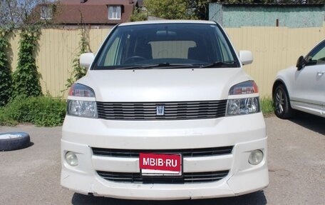 Toyota Voxy II, 2001 год, 800 000 рублей, 1 фотография
