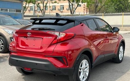 Toyota C-HR I рестайлинг, 2022 год, 2 000 000 рублей, 6 фотография