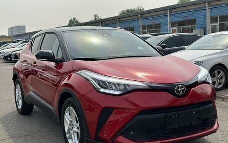 Toyota C-HR I рестайлинг, 2022 год, 2 000 000 рублей, 7 фотография