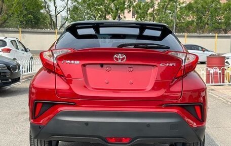 Toyota C-HR I рестайлинг, 2022 год, 2 000 000 рублей, 5 фотография