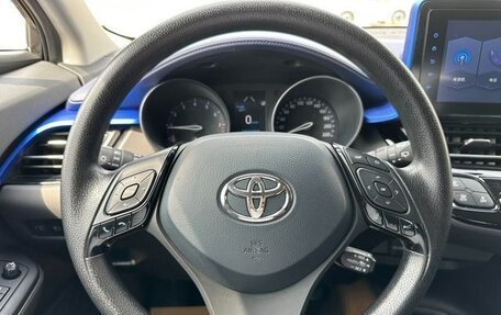 Toyota C-HR I рестайлинг, 2022 год, 2 000 000 рублей, 13 фотография
