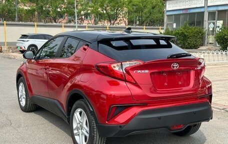 Toyota C-HR I рестайлинг, 2022 год, 2 000 000 рублей, 3 фотография