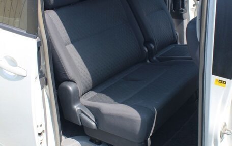 Toyota Voxy II, 2001 год, 800 000 рублей, 10 фотография