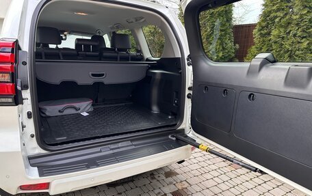 Toyota Land Cruiser Prado 150 рестайлинг 2, 2019 год, 7 100 000 рублей, 31 фотография