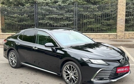 Toyota Camry, 2023 год, 3 900 000 рублей, 2 фотография