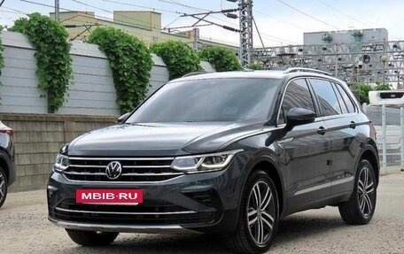 Volkswagen Tiguan II, 2021 год, 2 299 000 рублей, 2 фотография