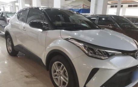 Toyota C-HR I рестайлинг, 2022 год, 2 300 000 рублей, 2 фотография