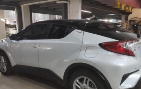 Toyota C-HR I рестайлинг, 2022 год, 2 300 000 рублей, 6 фотография