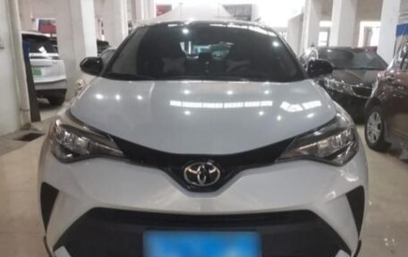 Toyota C-HR I рестайлинг, 2022 год, 2 300 000 рублей, 3 фотография