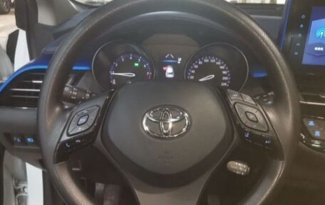 Toyota C-HR I рестайлинг, 2022 год, 2 300 000 рублей, 8 фотография
