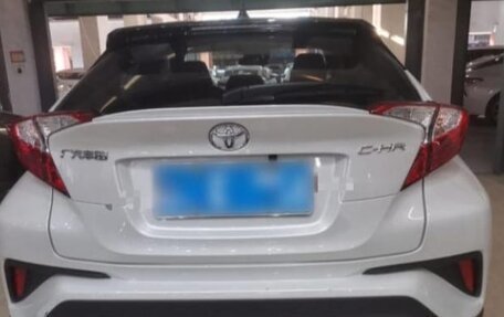Toyota C-HR I рестайлинг, 2022 год, 2 300 000 рублей, 4 фотография