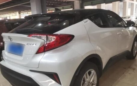 Toyota C-HR I рестайлинг, 2022 год, 2 300 000 рублей, 5 фотография