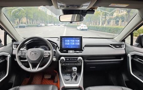 Toyota RAV4, 2021 год, 2 230 000 рублей, 7 фотография