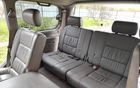 Toyota Land Cruiser 100 рестайлинг 2, 2005 год, 2 800 000 рублей, 13 фотография