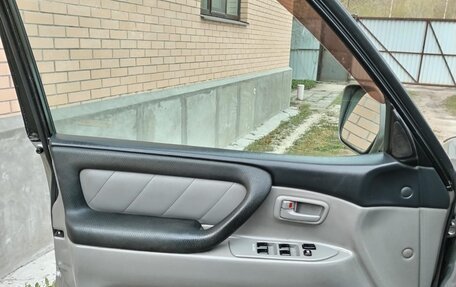 Toyota Land Cruiser 100 рестайлинг 2, 2005 год, 2 800 000 рублей, 17 фотография