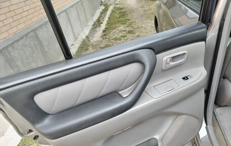 Toyota Land Cruiser 100 рестайлинг 2, 2005 год, 2 800 000 рублей, 18 фотография