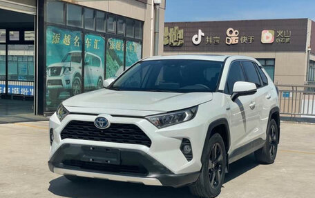 Toyota RAV4, 2021 год, 3 000 000 рублей, 1 фотография