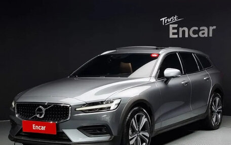 Volvo V60 Cross Country II, 2021 год, 3 490 000 рублей, 1 фотография