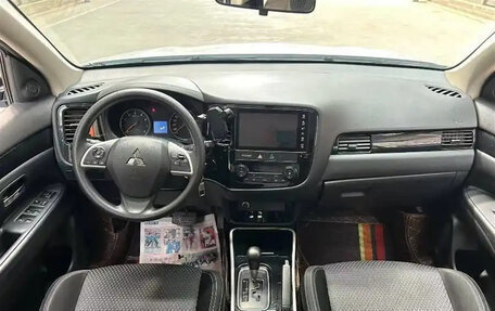 Mitsubishi Outlander III рестайлинг 3, 2021 год, 1 930 000 рублей, 4 фотография