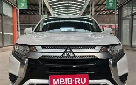 Mitsubishi Outlander III рестайлинг 3, 2021 год, 1 930 000 рублей, 2 фотография