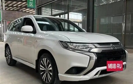 Mitsubishi Outlander III рестайлинг 3, 2021 год, 1 930 000 рублей, 3 фотография