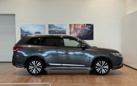 Mitsubishi Outlander III рестайлинг 3, 2018 год, 2 650 000 рублей, 4 фотография