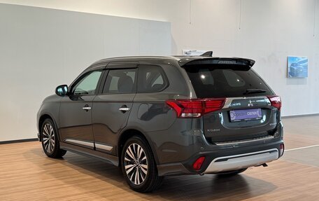 Mitsubishi Outlander III рестайлинг 3, 2018 год, 2 650 000 рублей, 7 фотография