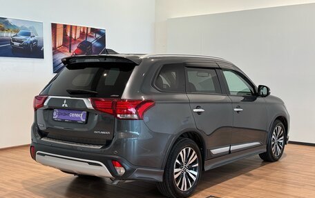 Mitsubishi Outlander III рестайлинг 3, 2018 год, 2 650 000 рублей, 5 фотография
