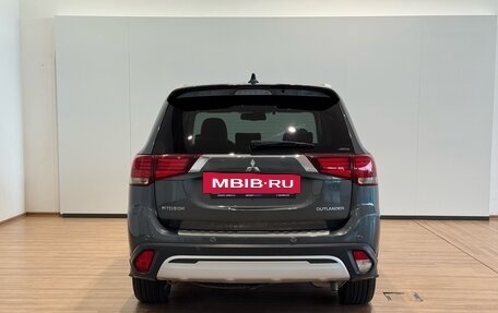 Mitsubishi Outlander III рестайлинг 3, 2018 год, 2 650 000 рублей, 6 фотография