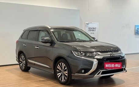 Mitsubishi Outlander III рестайлинг 3, 2018 год, 2 650 000 рублей, 3 фотография