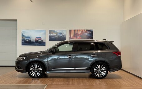 Mitsubishi Outlander III рестайлинг 3, 2018 год, 2 650 000 рублей, 8 фотография