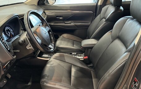 Mitsubishi Outlander III рестайлинг 3, 2018 год, 2 650 000 рублей, 10 фотография
