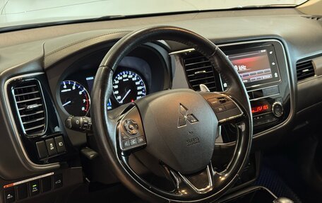 Mitsubishi Outlander III рестайлинг 3, 2018 год, 2 650 000 рублей, 14 фотография