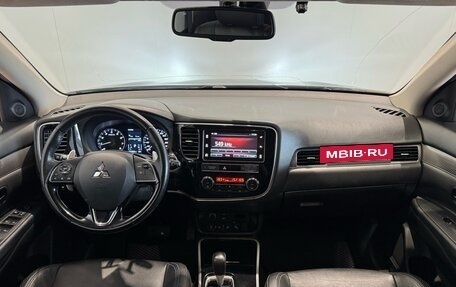 Mitsubishi Outlander III рестайлинг 3, 2018 год, 2 650 000 рублей, 11 фотография