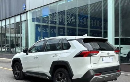 Toyota RAV4, 2022 год, 2 880 000 рублей, 4 фотография