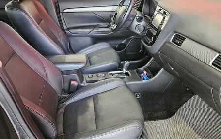 Mitsubishi Outlander III рестайлинг 3, 2015 год, 1 575 000 рублей, 12 фотография