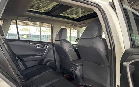 Toyota RAV4, 2020 год, 2 470 000 рублей, 10 фотография