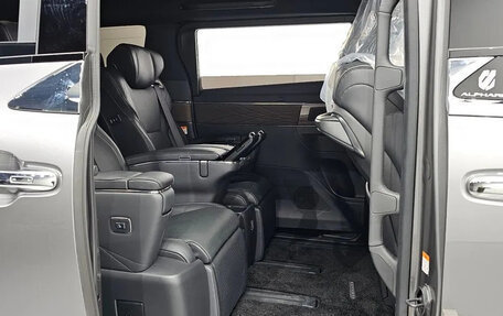 Toyota Alphard, 2024 год, 10 400 000 рублей, 15 фотография