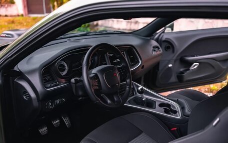 Dodge Challenger III рестайлинг 2, 2018 год, 3 600 000 рублей, 2 фотография