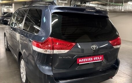 Toyota Sienna III, 2014 год, 2 300 000 рублей, 3 фотография