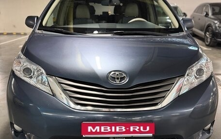 Toyota Sienna III, 2014 год, 2 300 000 рублей, 2 фотография