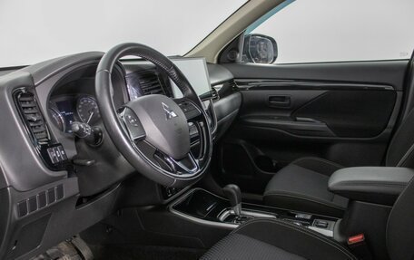 Mitsubishi Outlander III рестайлинг 3, 2019 год, 2 030 000 рублей, 10 фотография