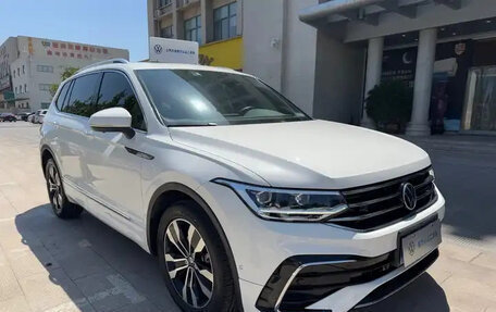 Volkswagen Tiguan II, 2022 год, 2 600 999 рублей, 3 фотография