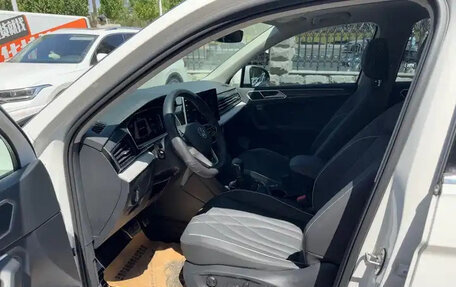 Volkswagen Tiguan II, 2022 год, 2 600 999 рублей, 7 фотография