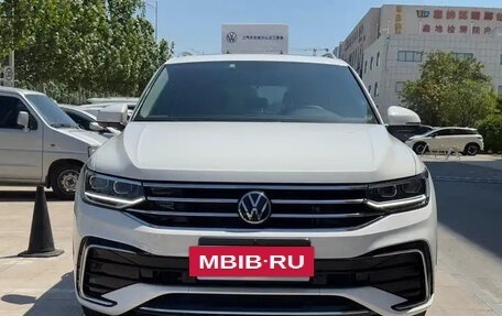Volkswagen Tiguan II, 2022 год, 2 600 999 рублей, 2 фотография